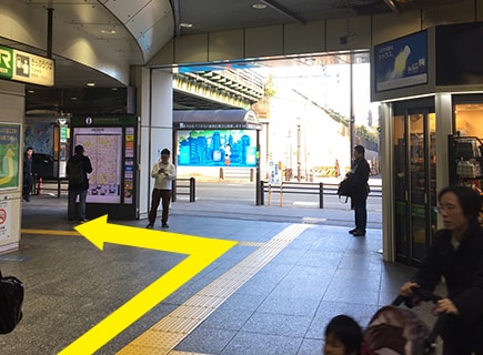 JR高田馬場駅を早稲田口方面へ出て頂き、改札を背にして早稲田通りにぶつかったら左へ曲がります。