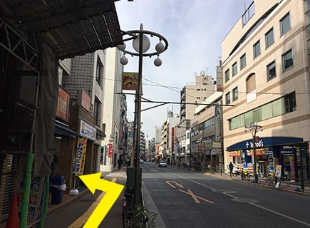 みずほ銀行を通り過ぎるとTomod’s高田馬場店が見えてきます。その向かい側ちょっと手前に当店がございます。